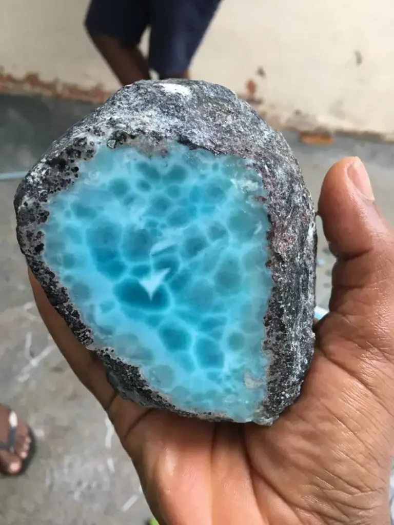 Significado e Propriedades da Pedra Larimar